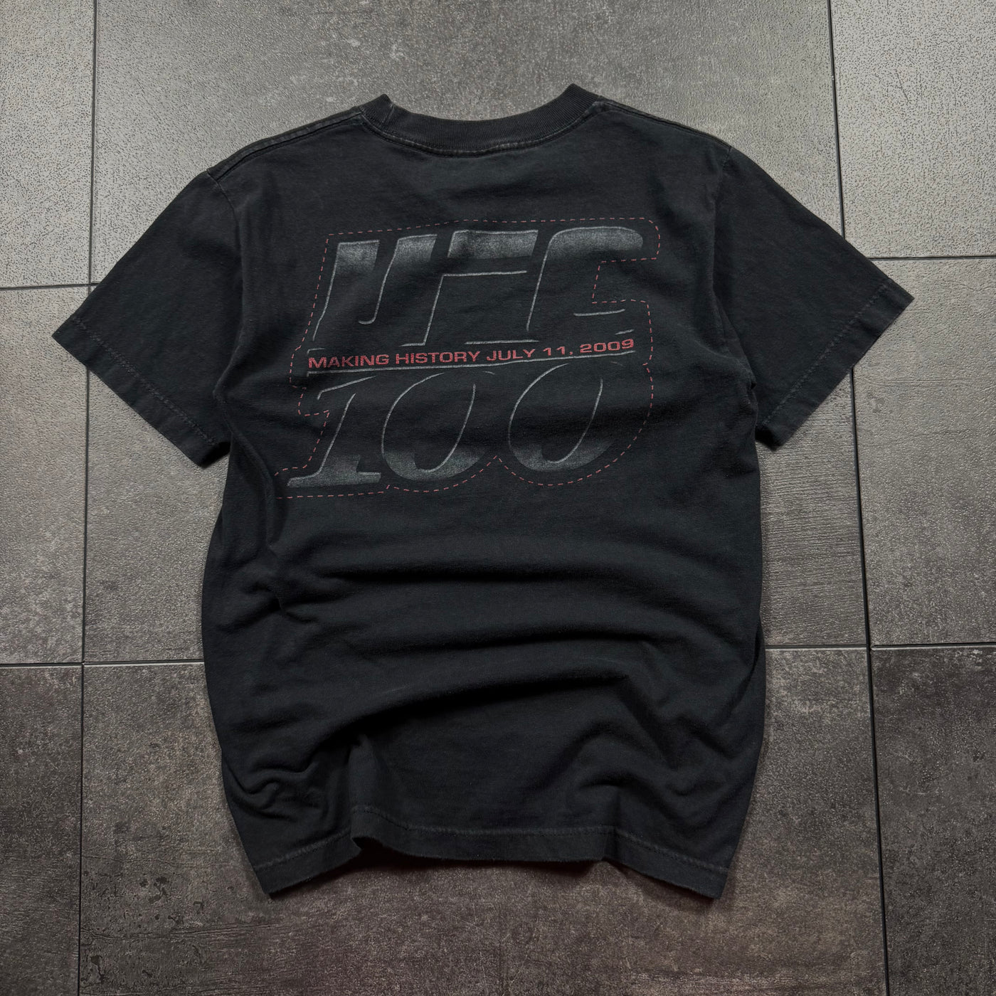 (rare) 2000s tapout x ufc 100 shirt (S)