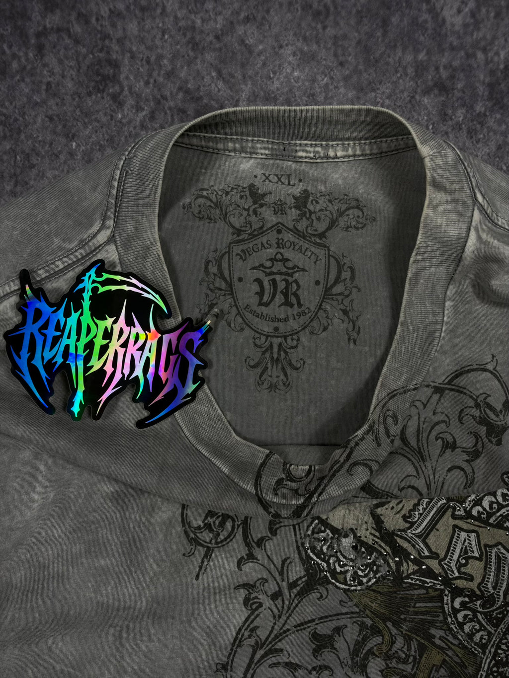 (RARE) 2000s RHINESTONE VEGAS ROYALTY SHIRT (XL)