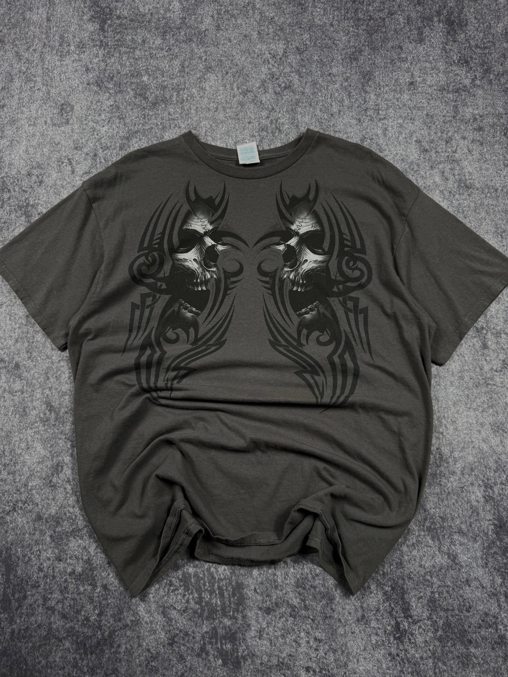 2000s tribal skull shirt (L)