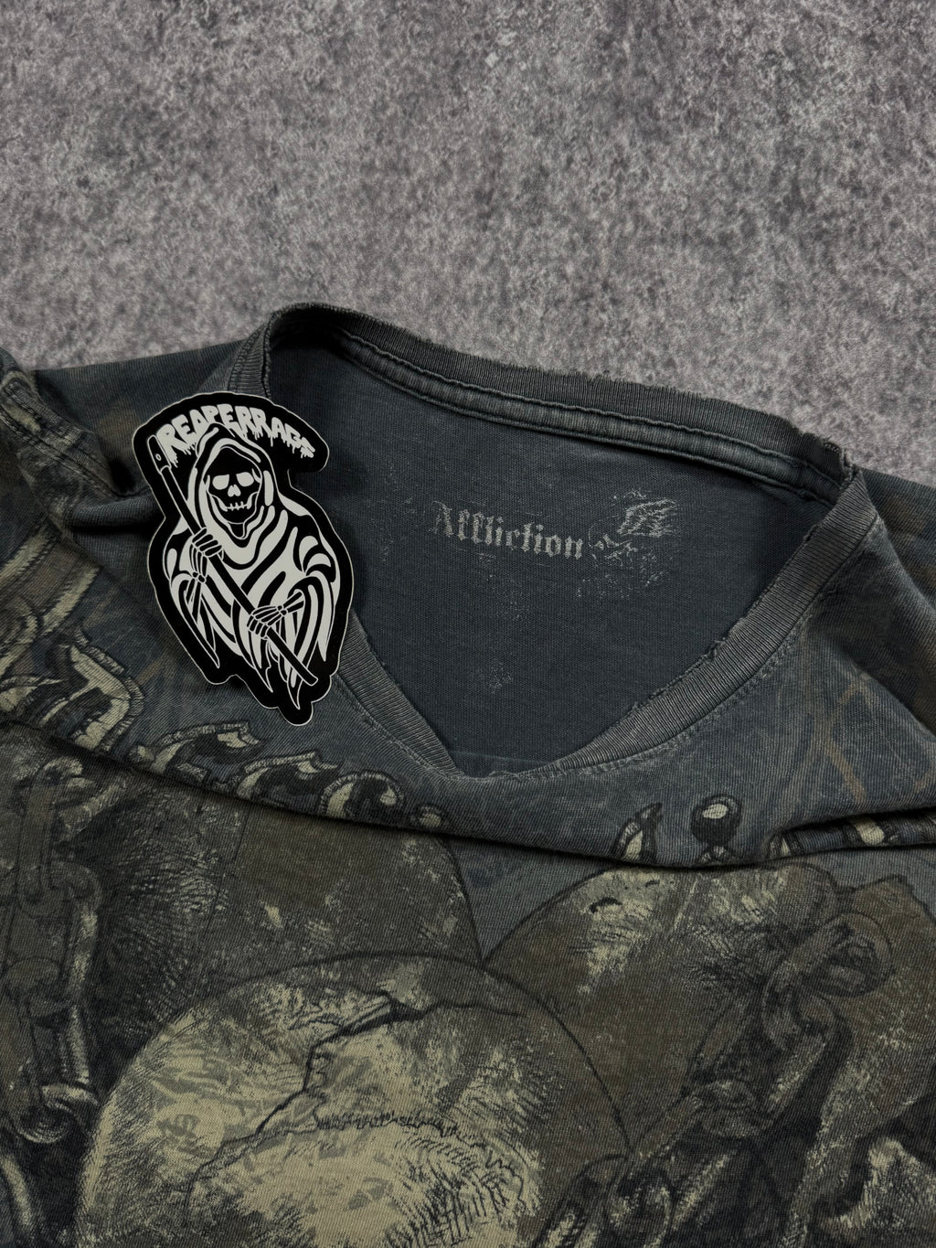 (rare) 2000s affliction shirt (L)