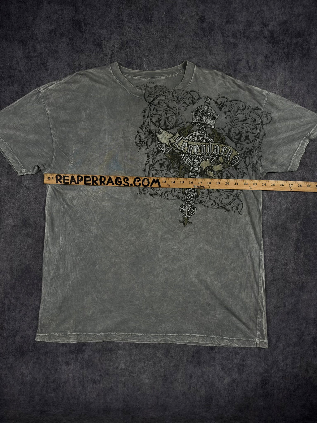 (RARE) 2000s RHINESTONE VEGAS ROYALTY SHIRT (XL)