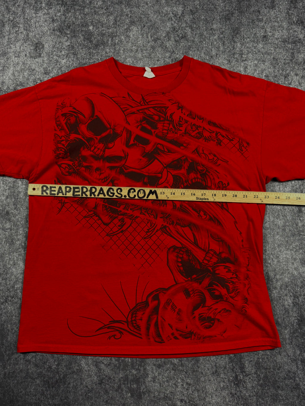 (rare) 2000s skull shirt (XL)