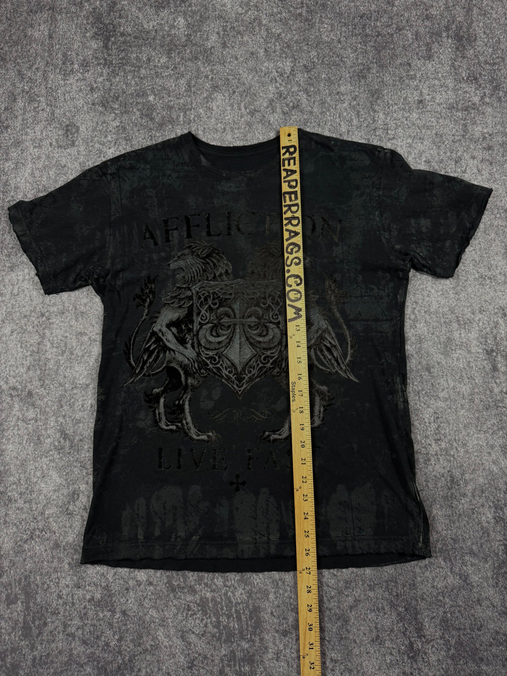 (rare) 2000s affliction shirt (S)