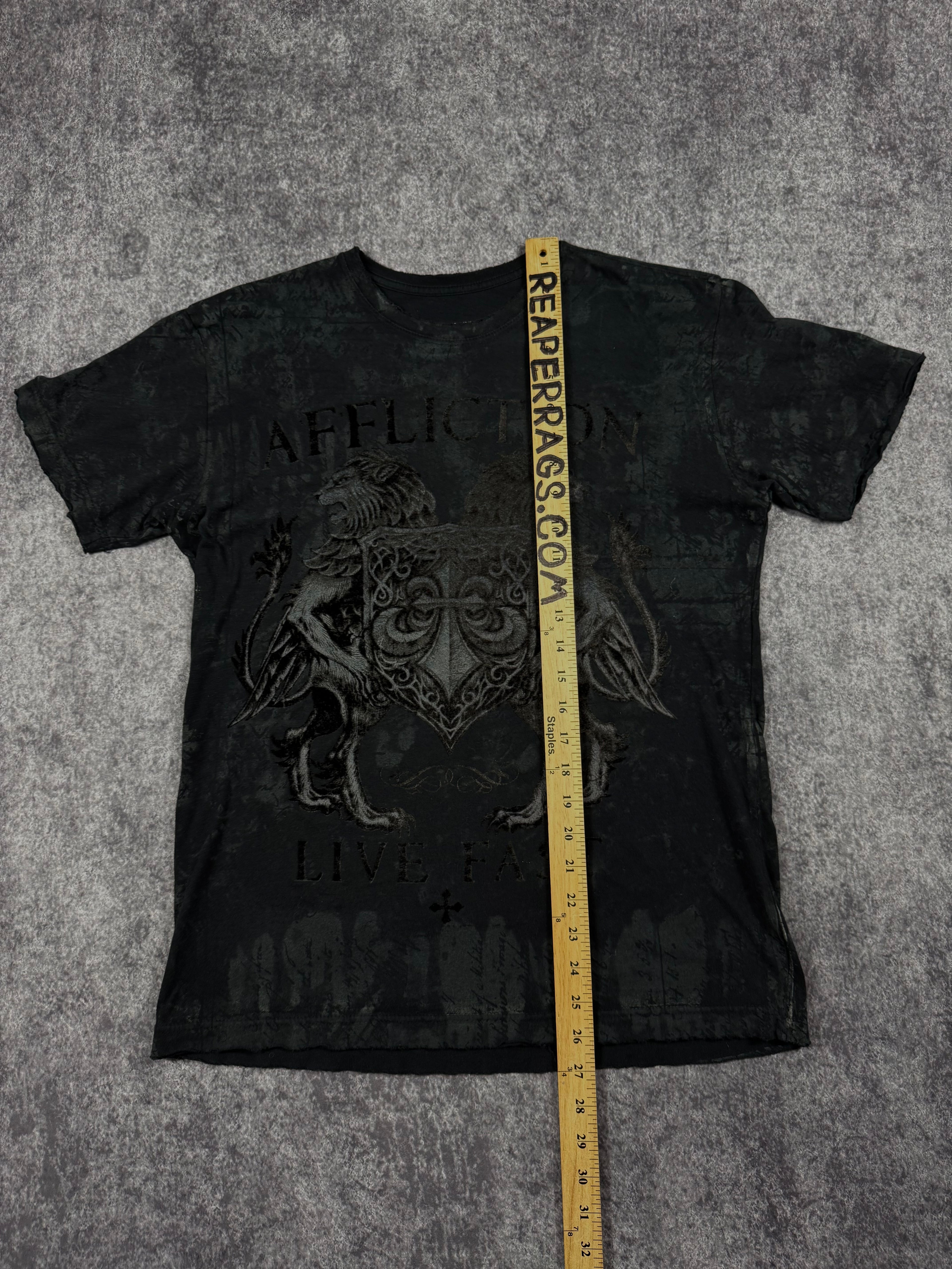 (rare) 2000s affliction shirt (S)