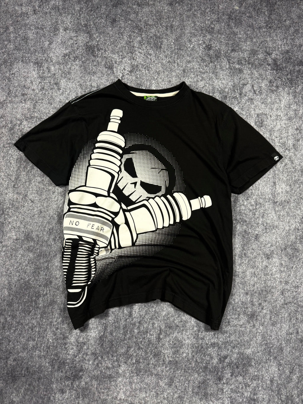 (RARE) 2000S NO FEAR SHIRT (M)