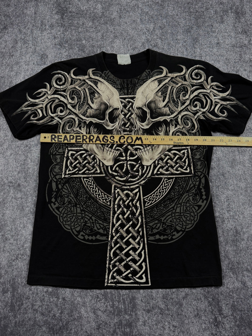 (rare) 2000s skull & cross shirt (L)