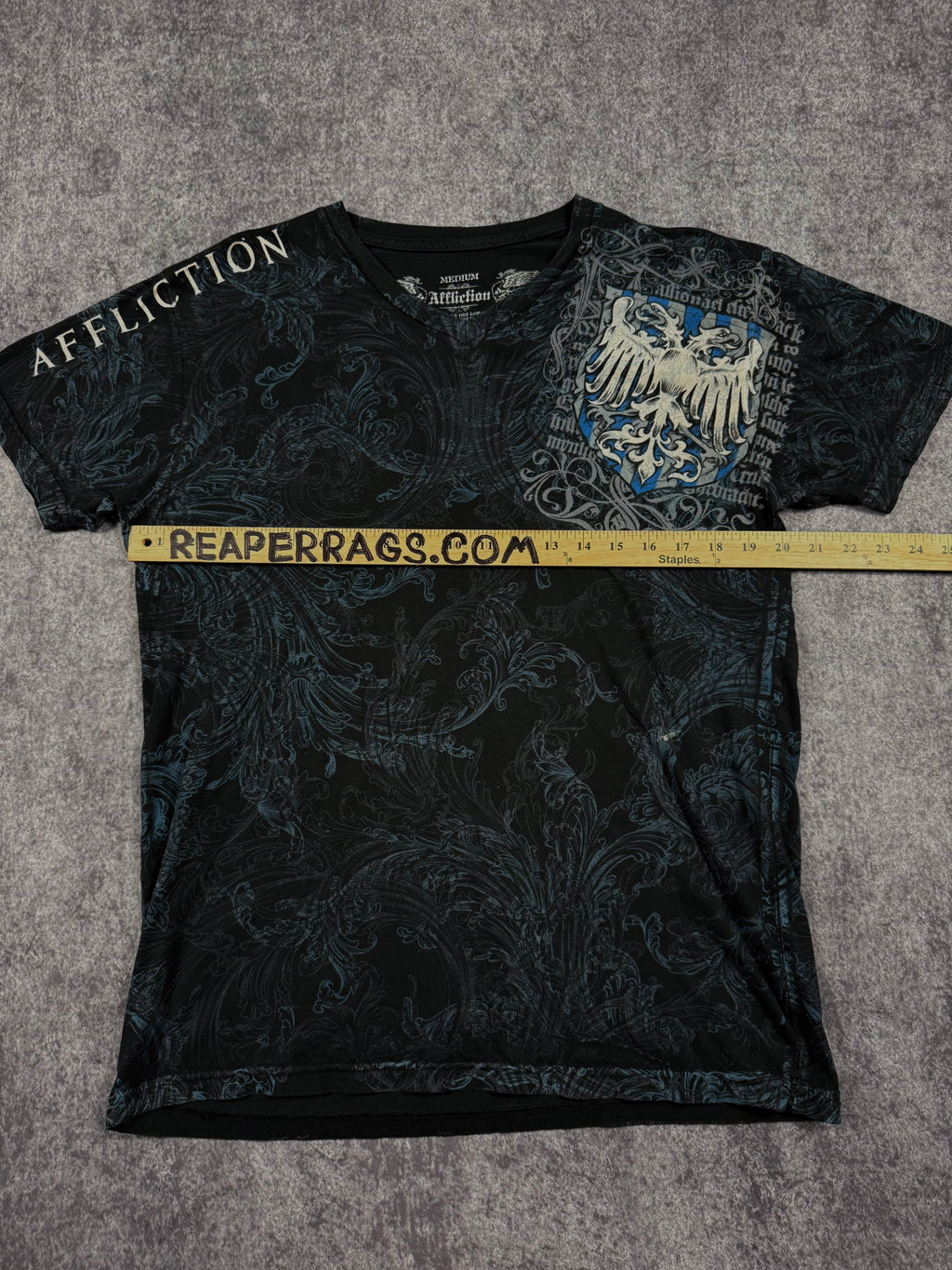 (rare) 2000s affliction shirt (M)