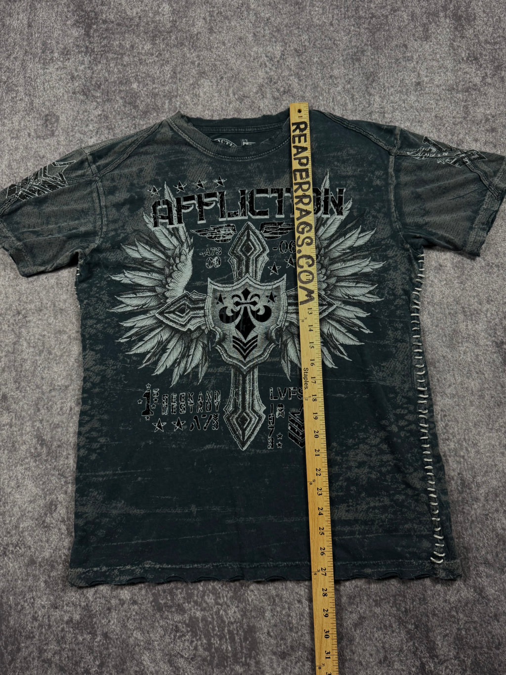 (rare) 2000s affliction shirt (M)