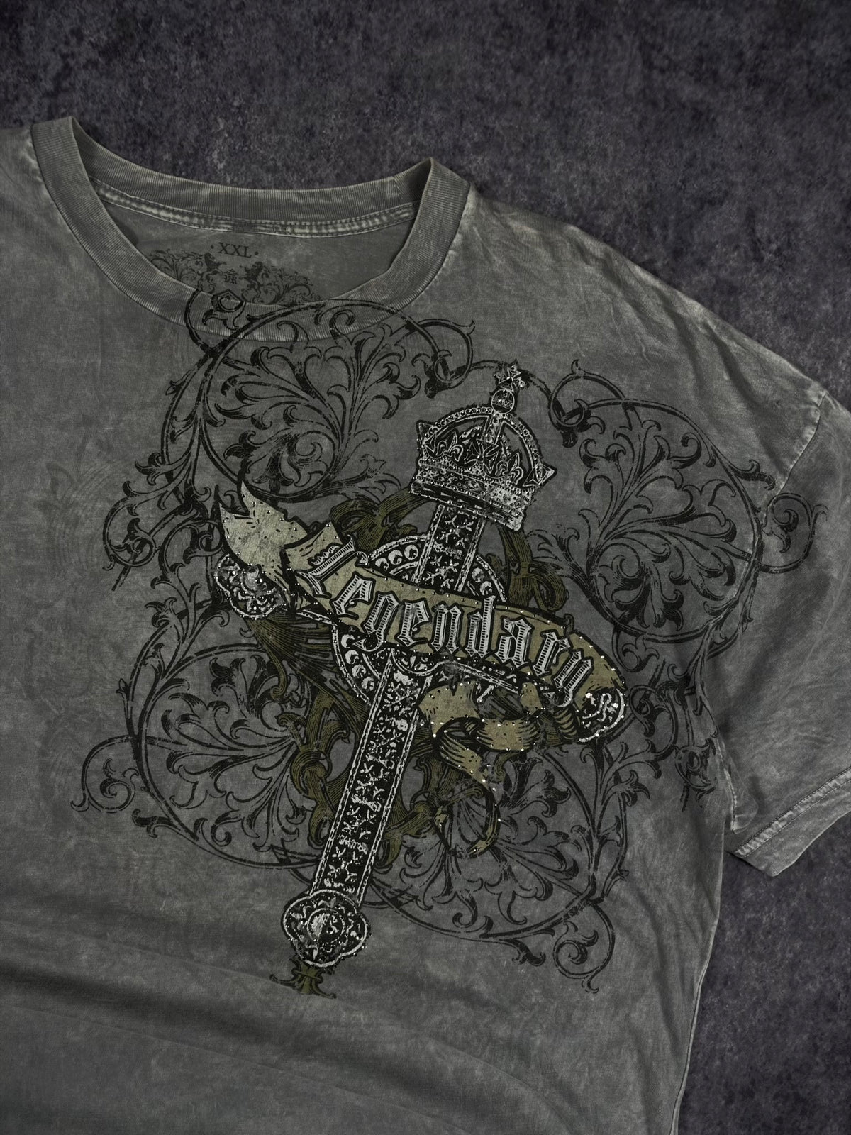 (RARE) 2000s RHINESTONE VEGAS ROYALTY SHIRT (XL)