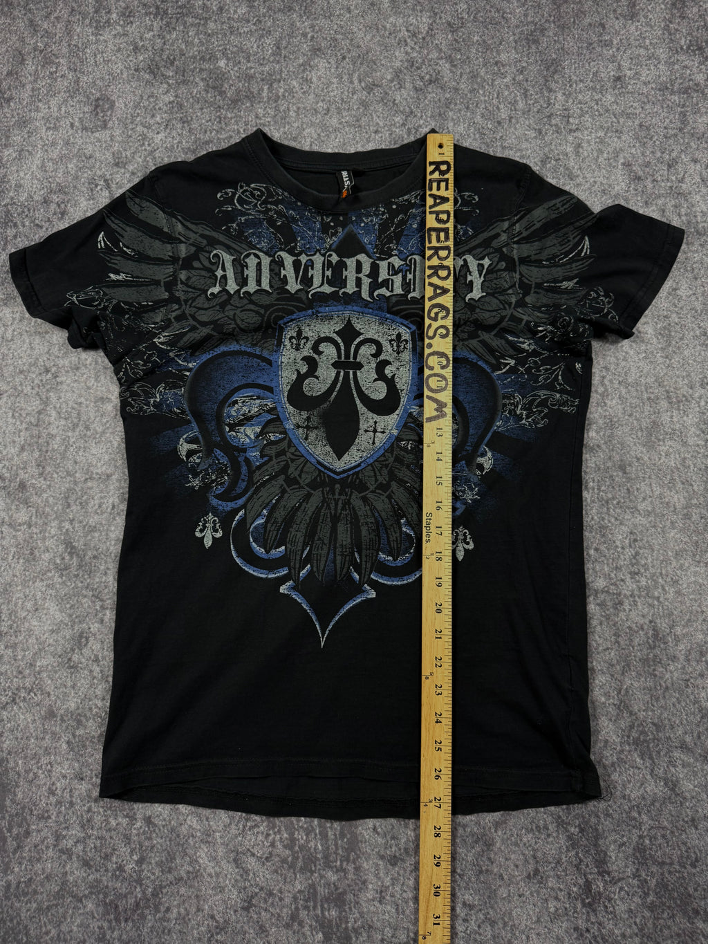 2000s adversity shirt (M)