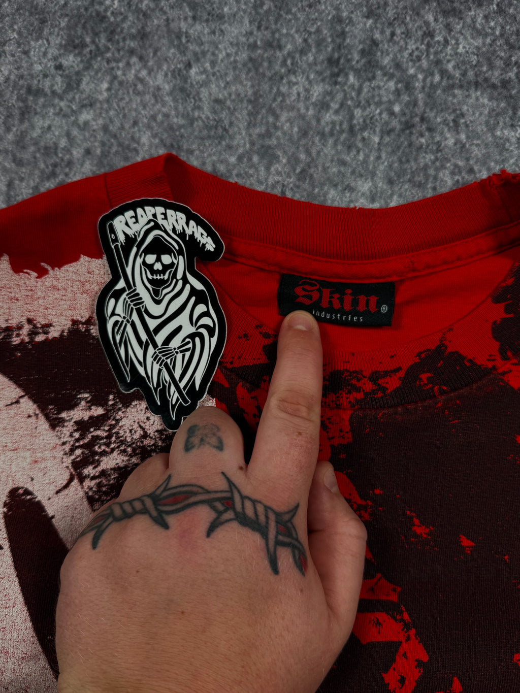 (rare) 2000s skin industries shirt (S)