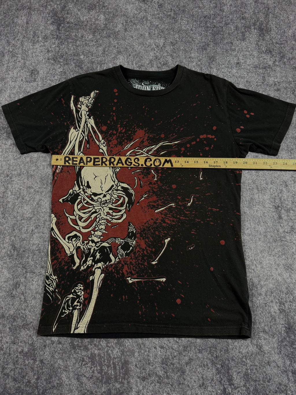 (rare) 2000s iron fist shirt (S)