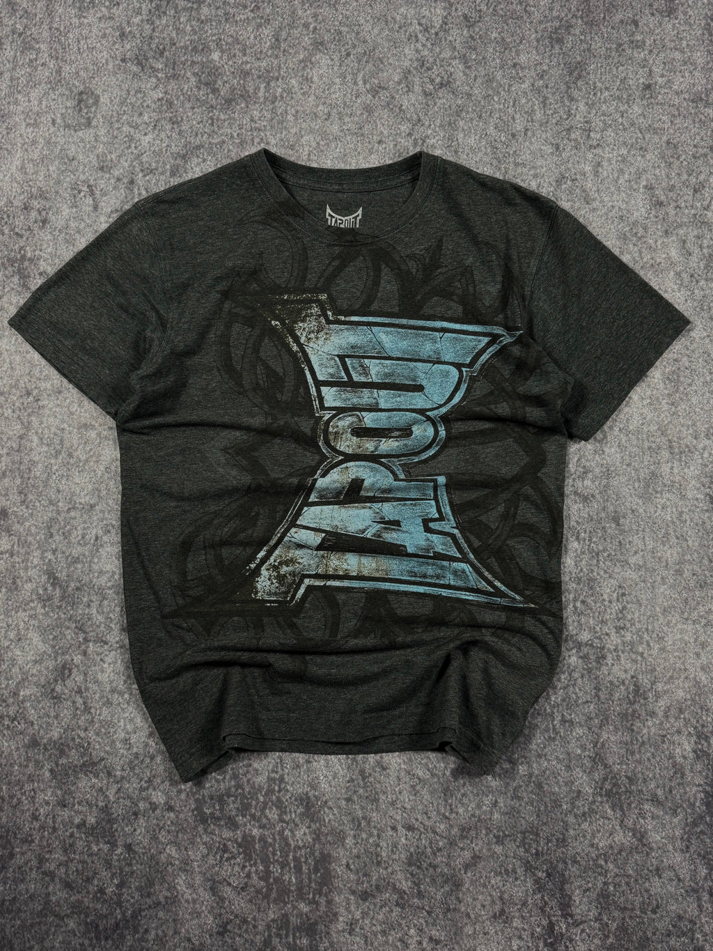 (rare) 2000s tapout shirt (XS)