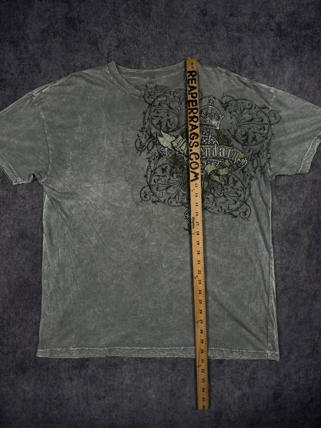 (RARE) 2000s RHINESTONE VEGAS ROYALTY SHIRT (XL)