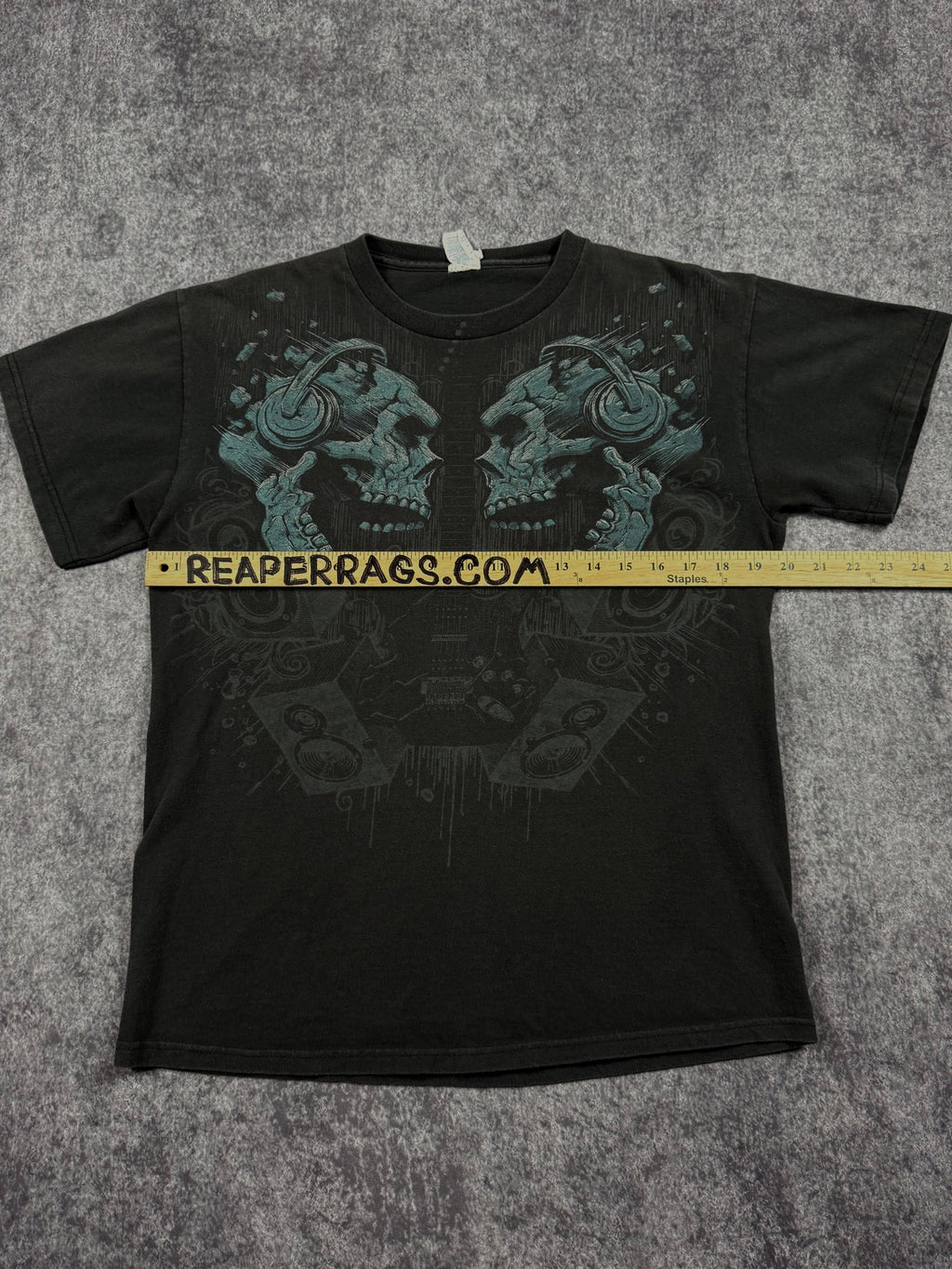 (rare) 2000s skull shirt (M)