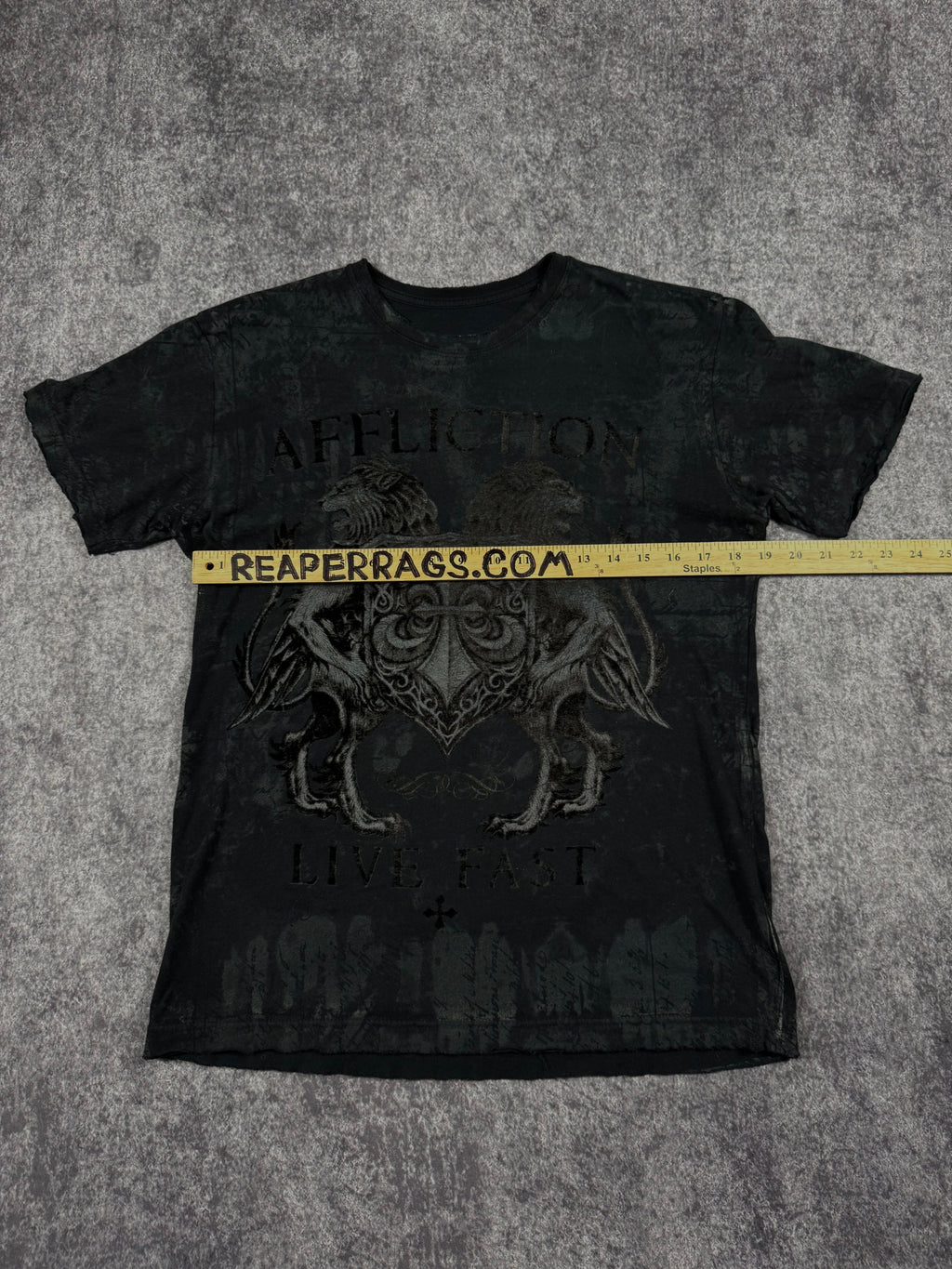 (rare) 2000s affliction shirt (S)