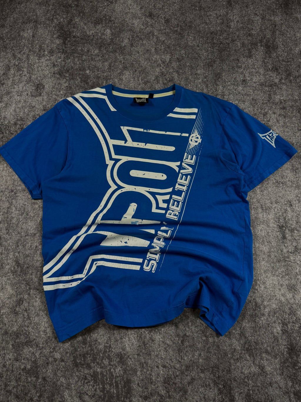 2000s tapout shirt (L)