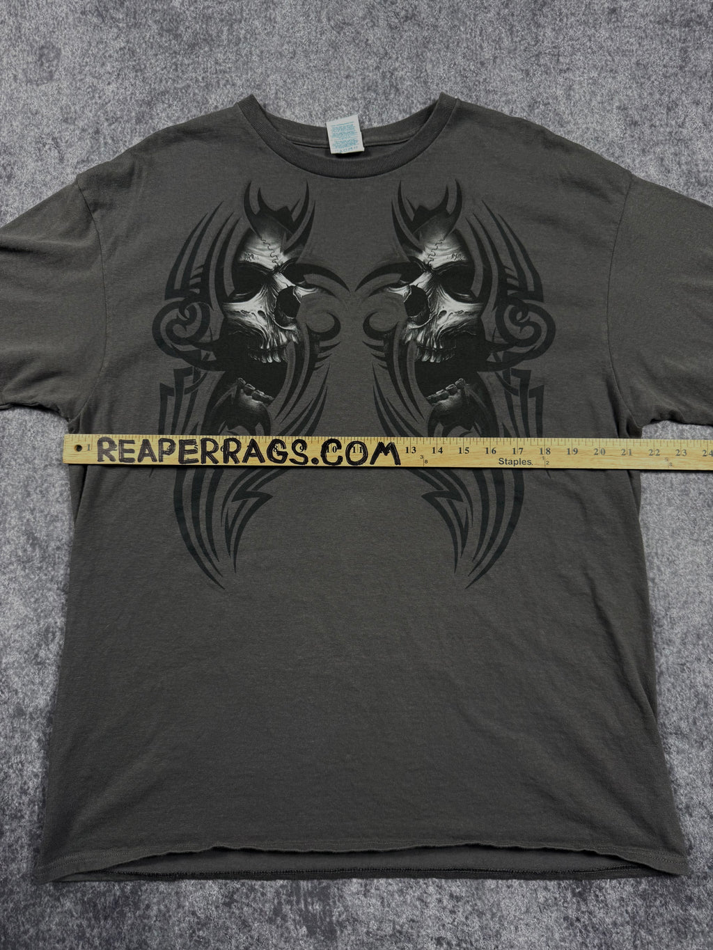 2000s tribal skull shirt (L)