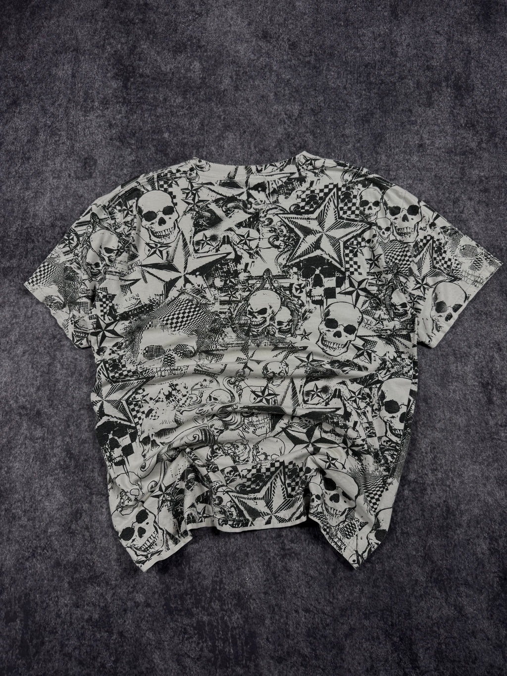 (rare) 2000s skull pile shirt (L)