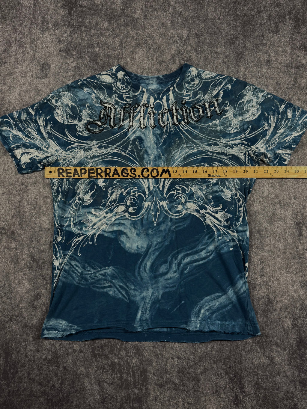 (rare) 2000s affliction shirt (M)