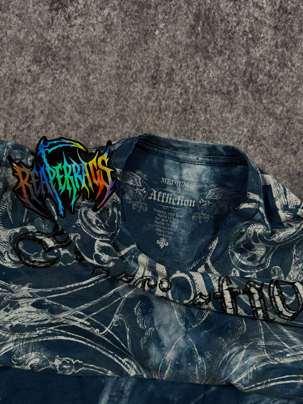 (rare) 2000s affliction shirt (M)