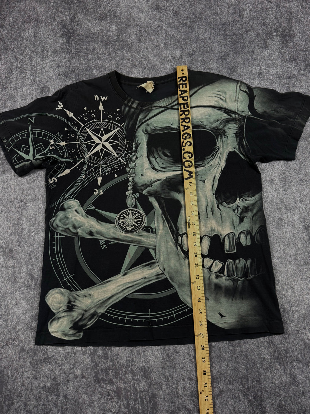 (rare) 2000s skull shirt (L)