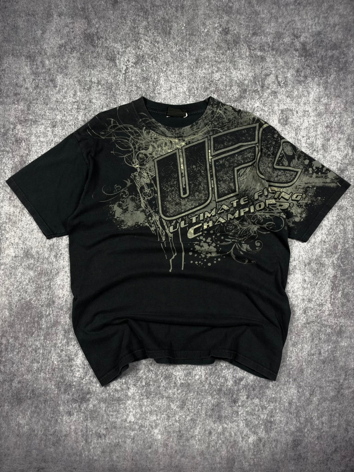 (RARE) 2000s UFC SHIRT (L)