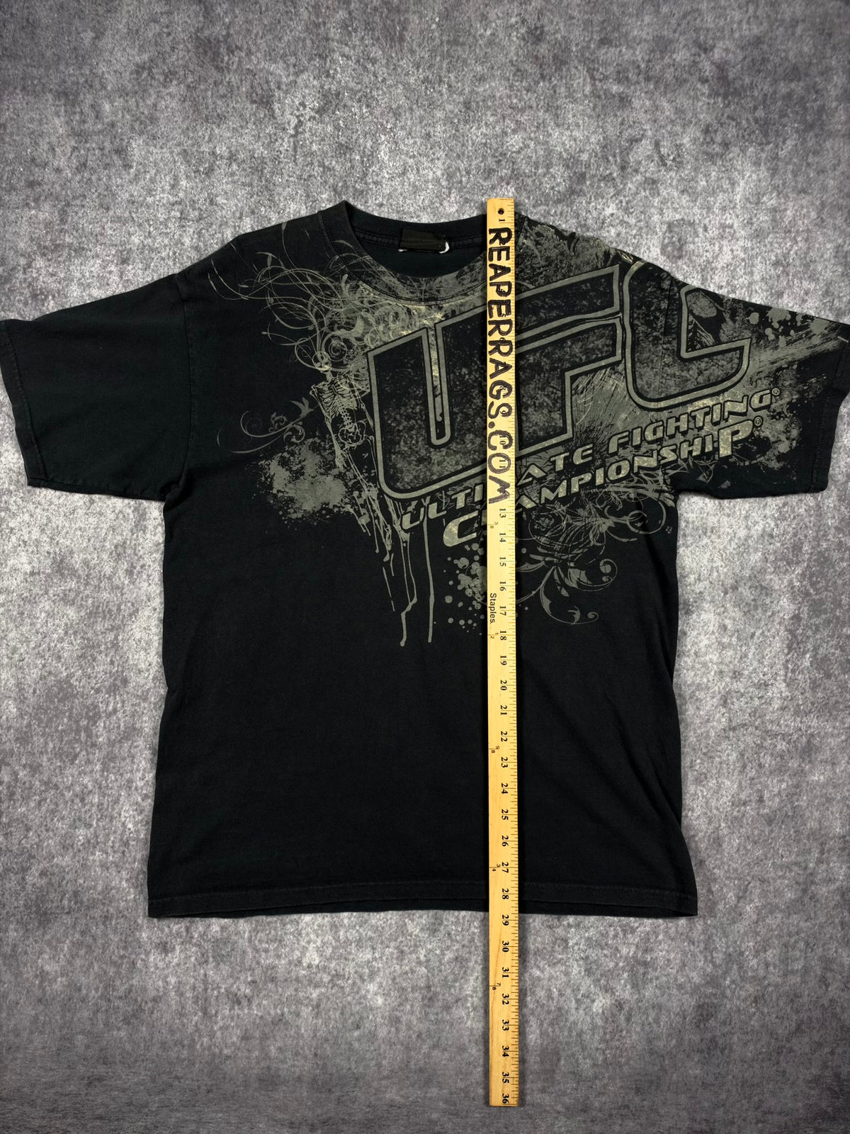 (RARE) 2000s UFC SHIRT (L)
