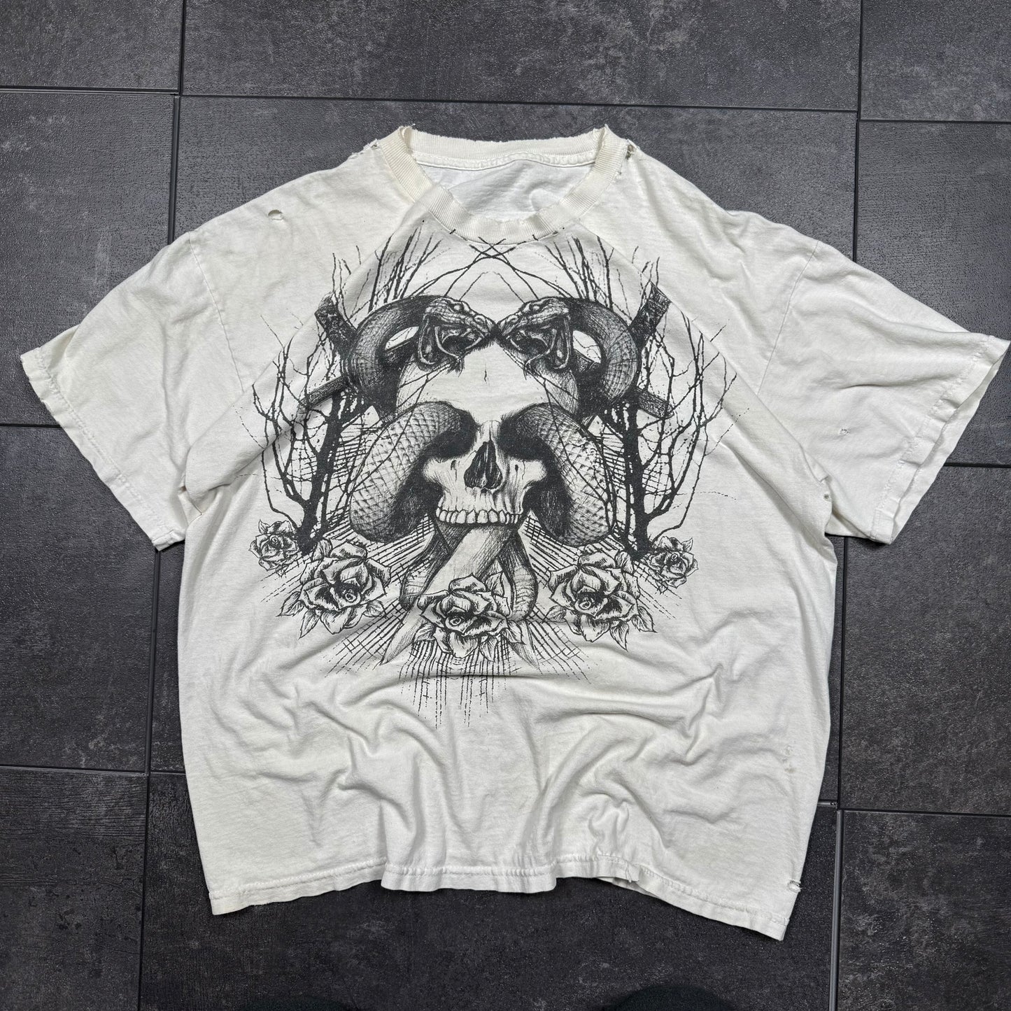 Distressed Y2K Skull & Snake Tshirt (XL)