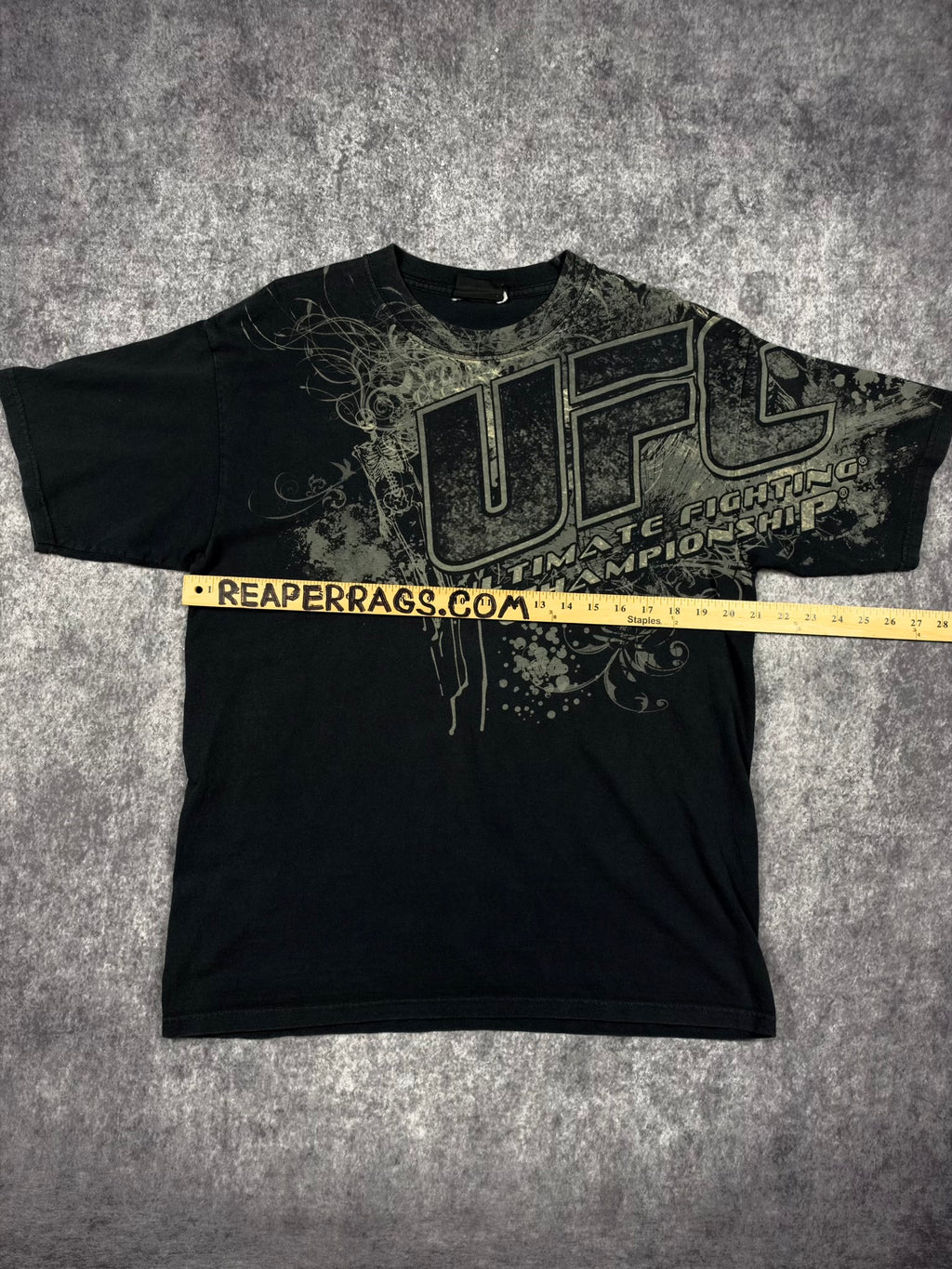 (RARE) 2000s UFC SHIRT (L)