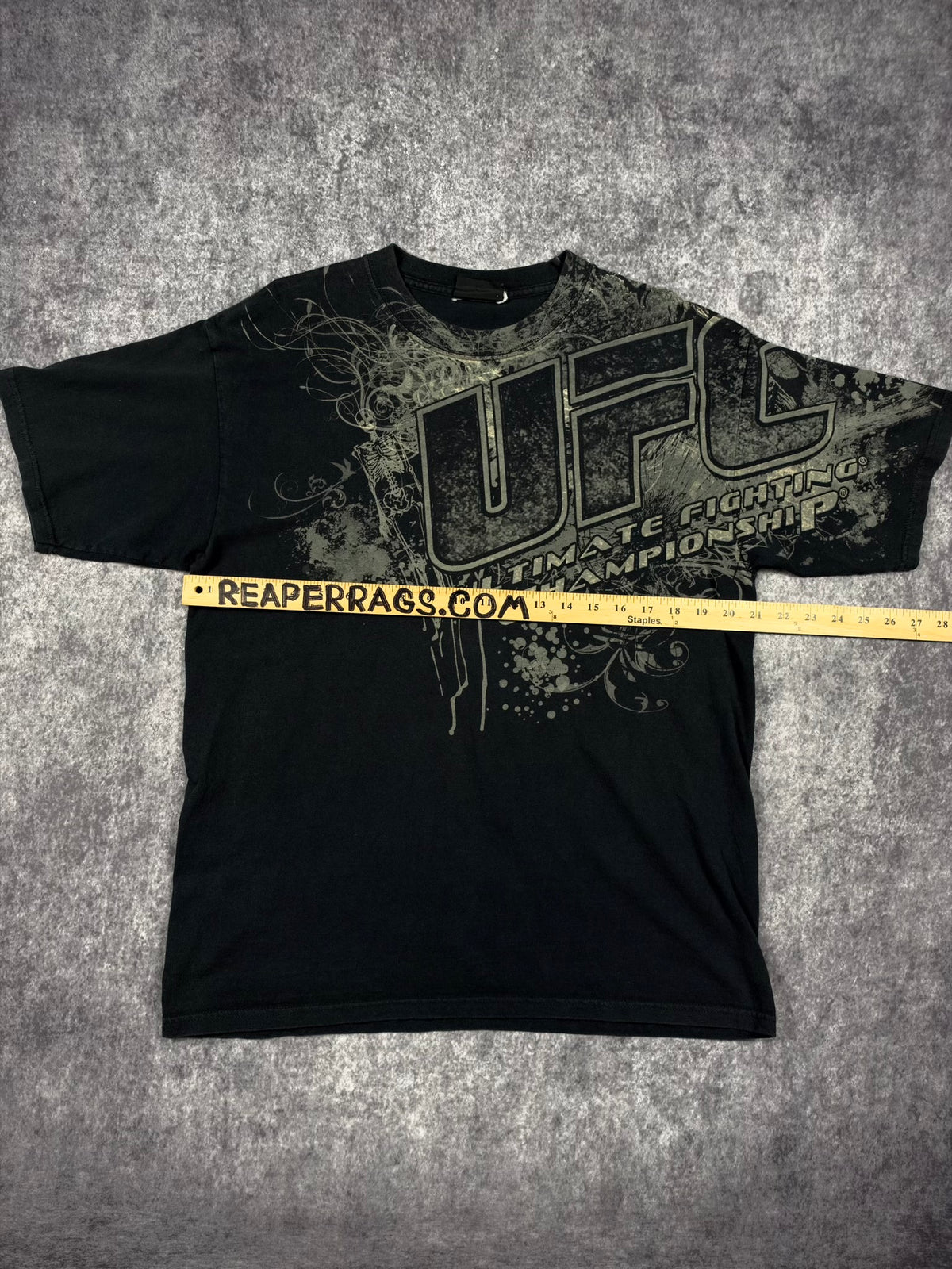 (RARE) 2000s UFC SHIRT (L)