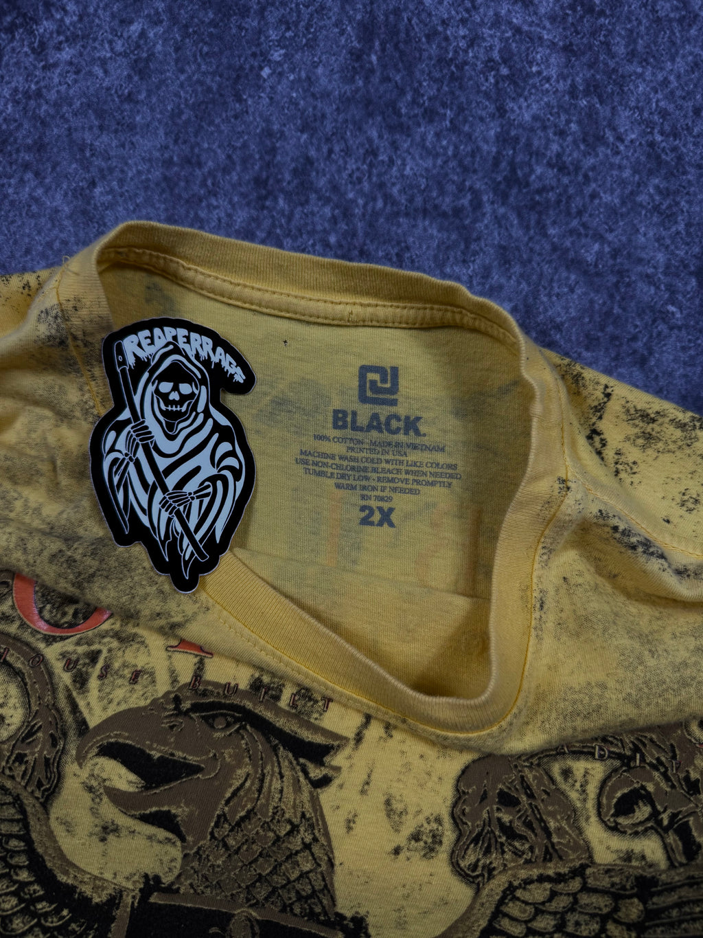 (rare) 2000s black shirt (XL)