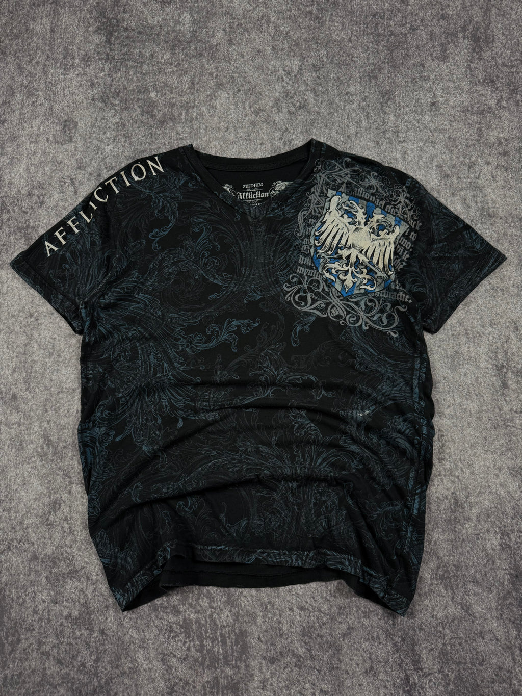 (rare) 2000s affliction shirt (M)