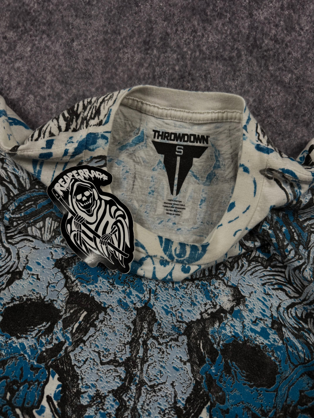 (rare) 2000s throwdown shirt (S)