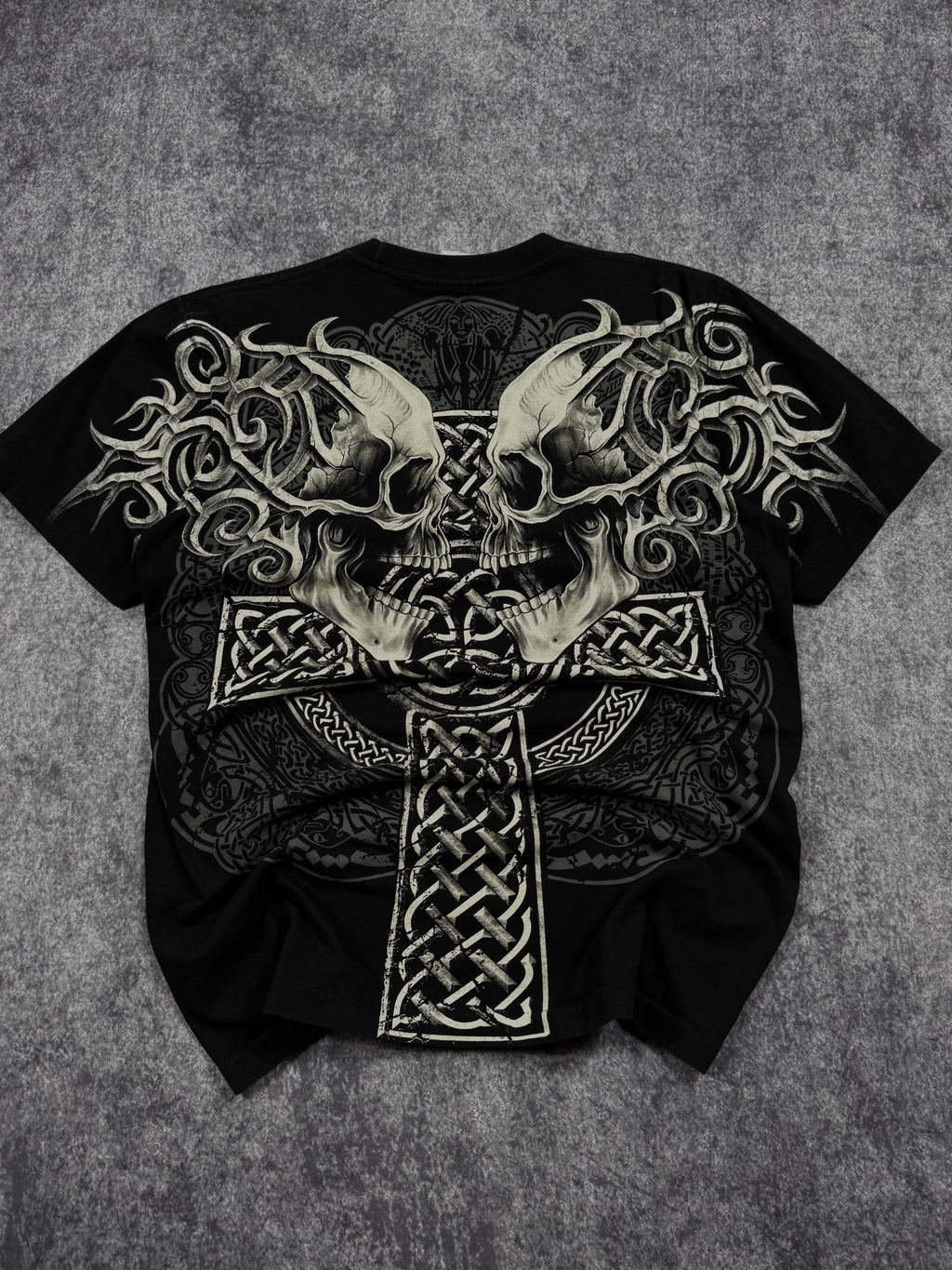 (rare) 2000s skull & cross shirt (L)