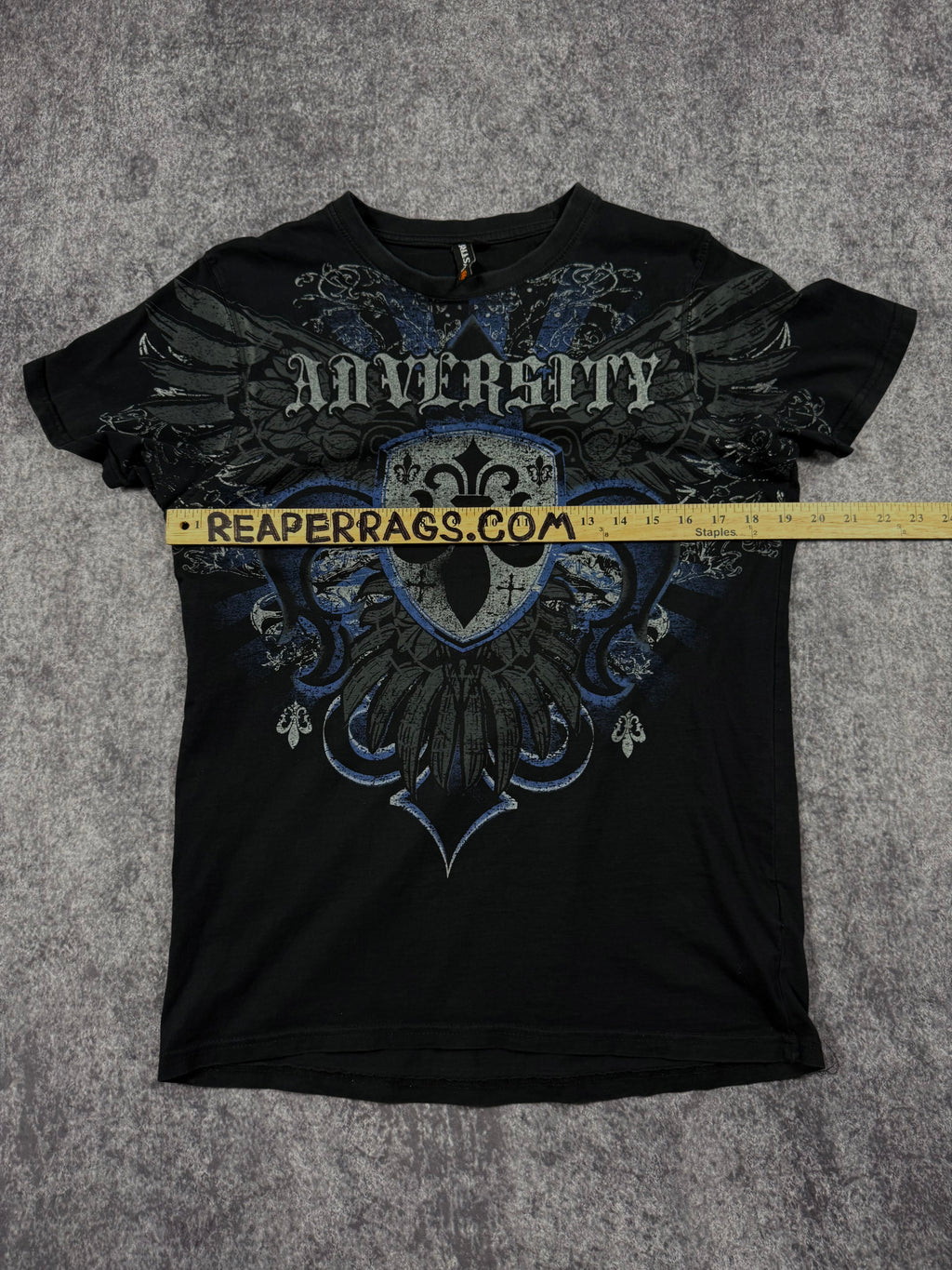 2000s adversity shirt (M)