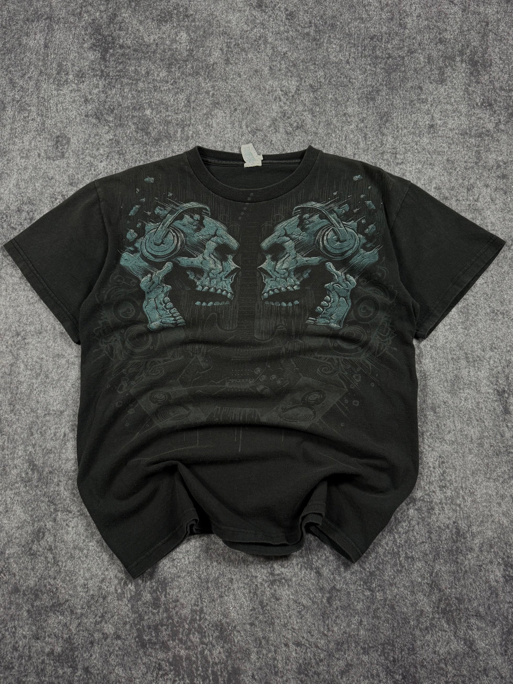 (rare) 2000s skull shirt (M)