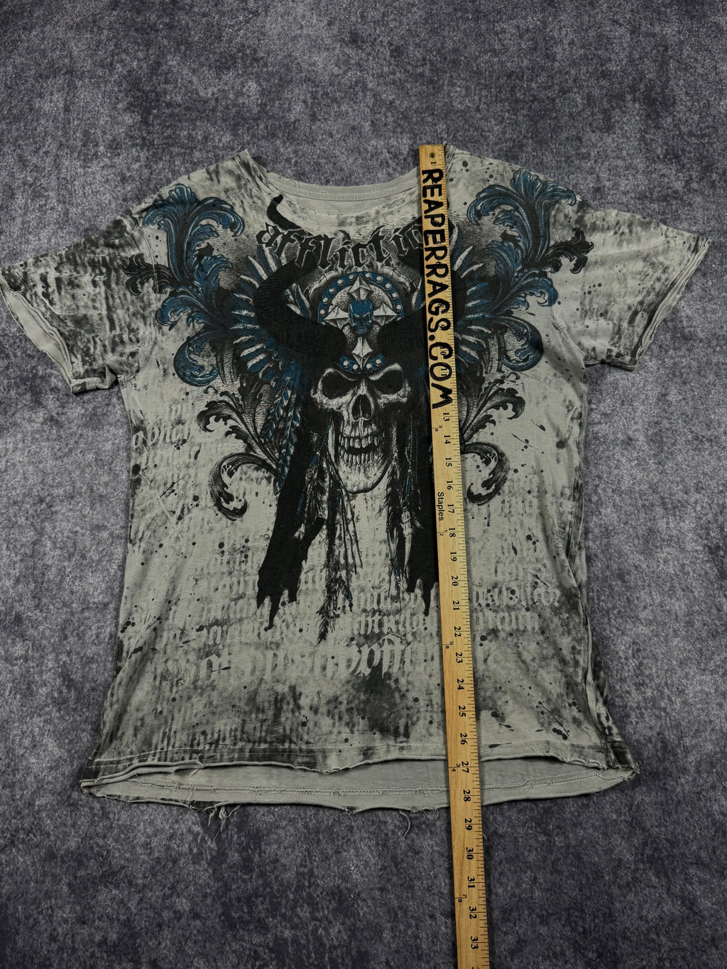 (rare) 2000s affliction shirt (S)