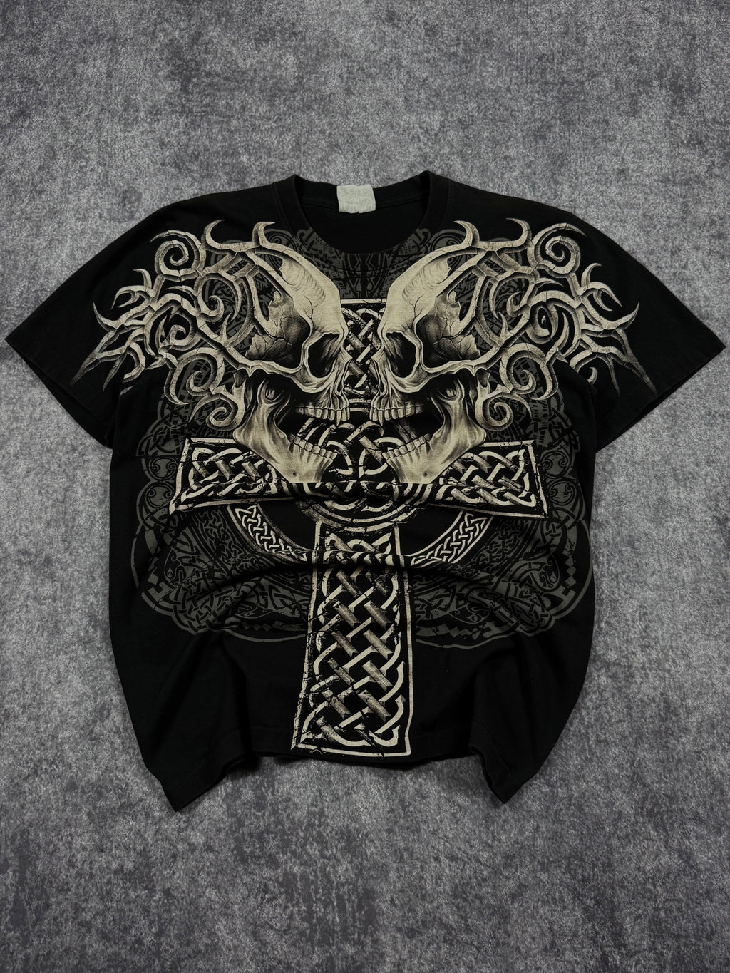 (rare) 2000s skull & cross shirt (L)