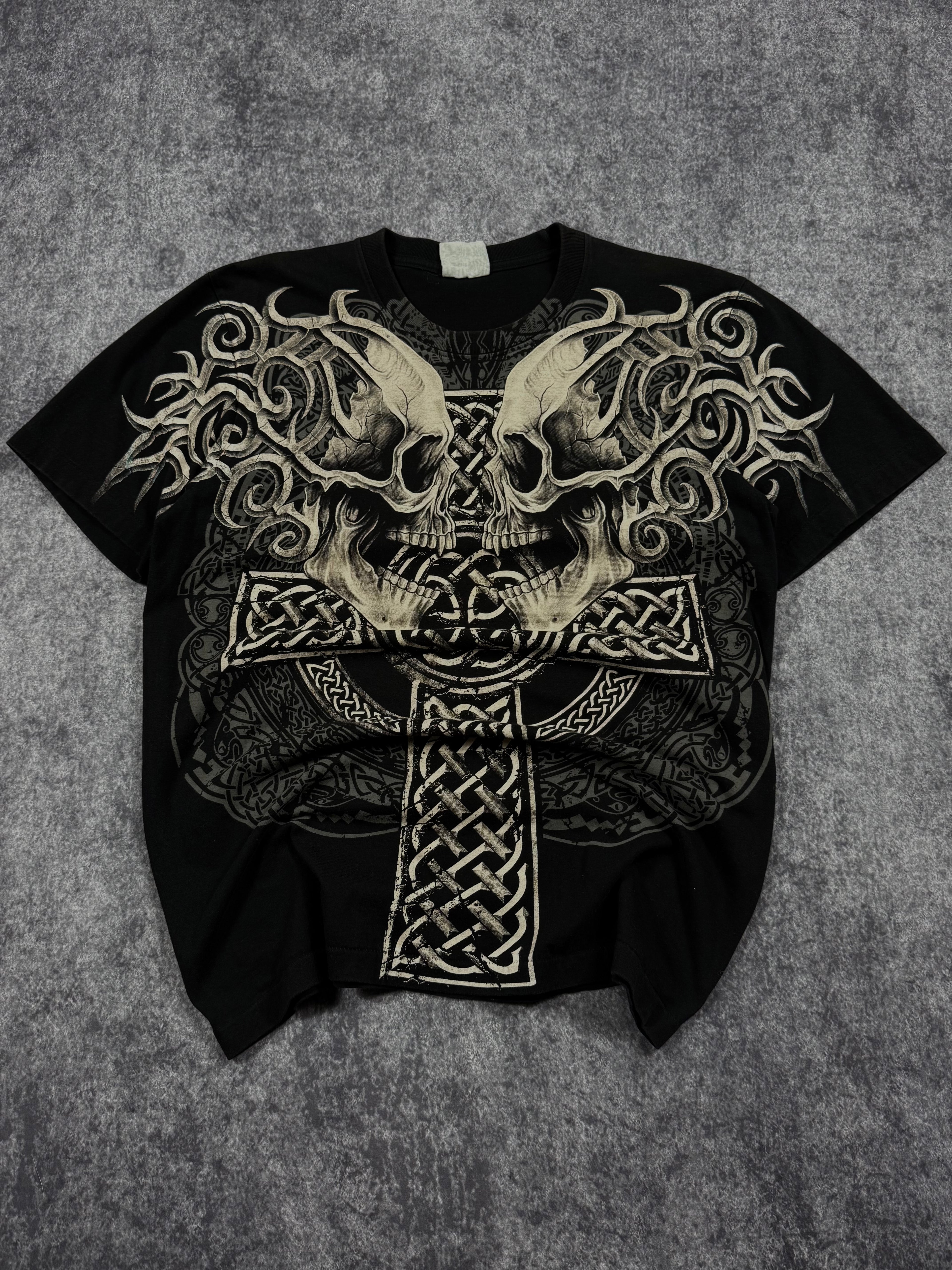 (rare) 2000s skull & cross shirt (L)