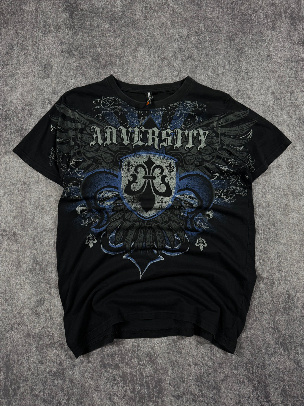 2000s adversity shirt (M)
