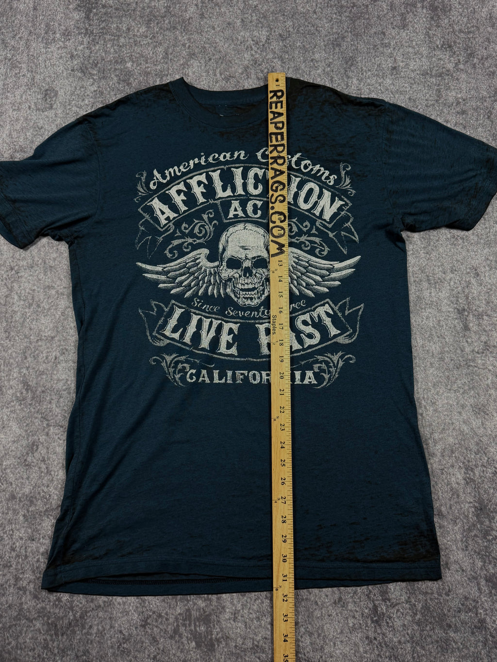 2000s affliction shirt (L)