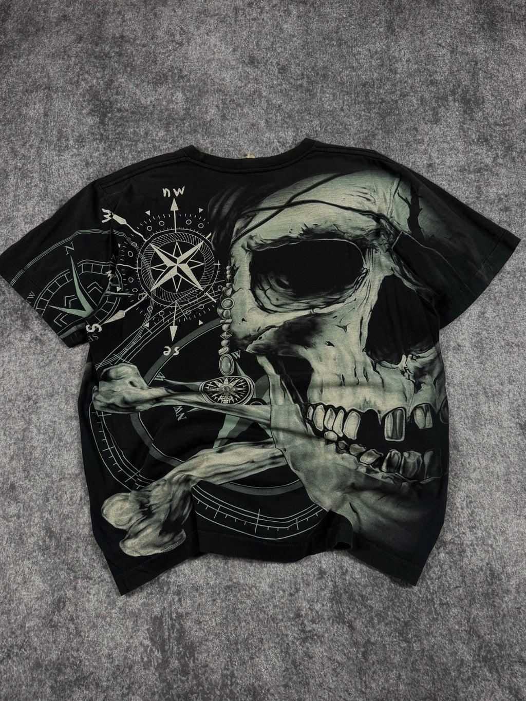 (rare) 2000s skull shirt (L)