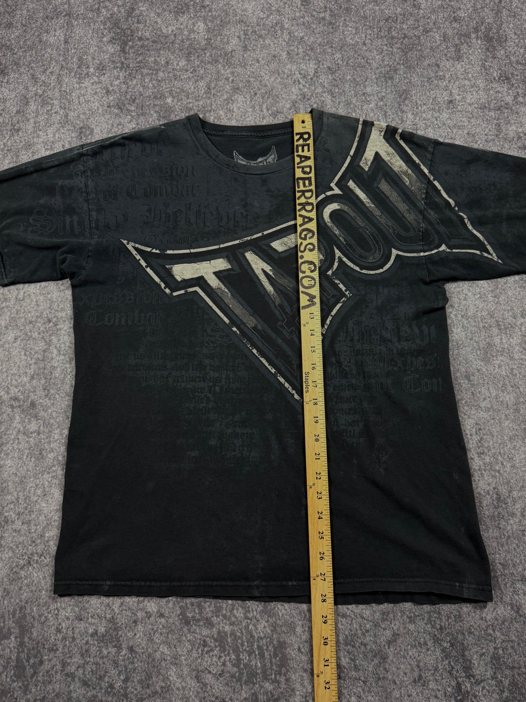 (rare) 2000s tapout signature series shirt (L)