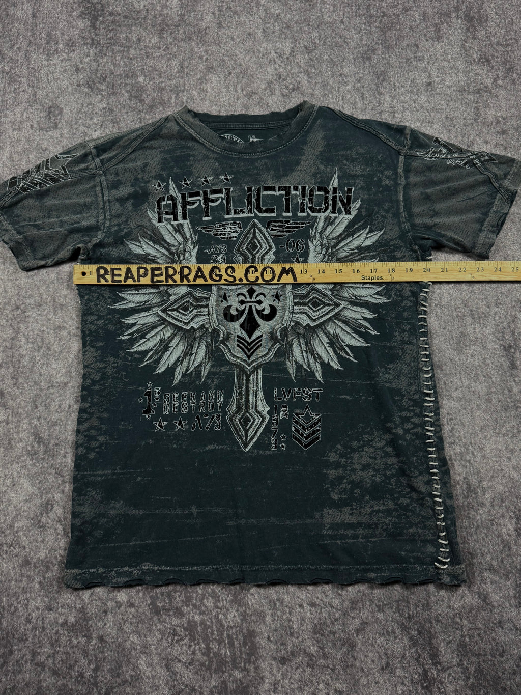 (rare) 2000s affliction shirt (M)