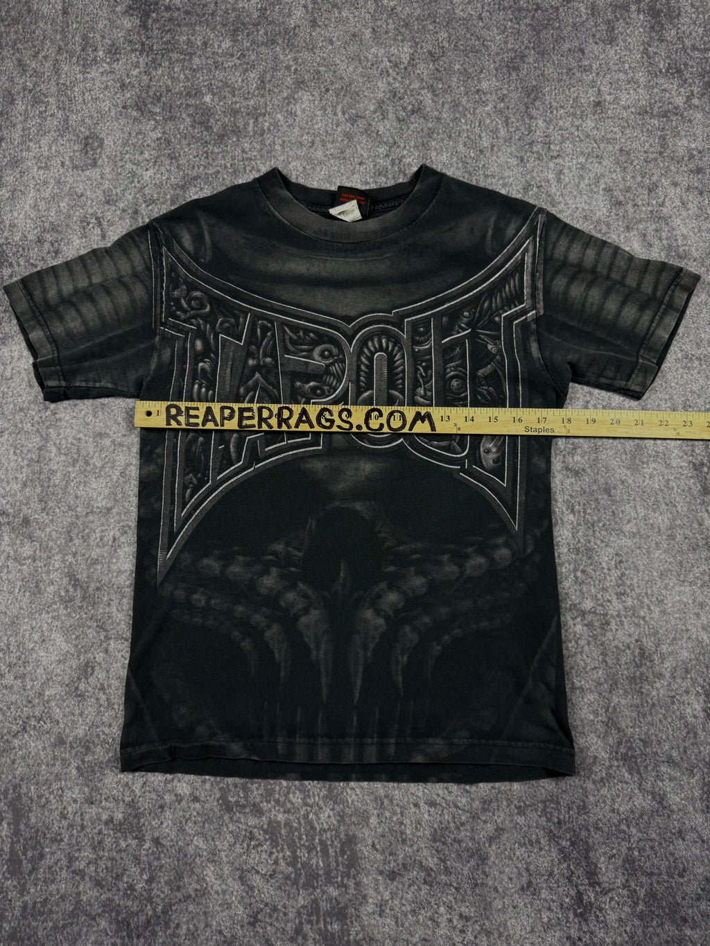 (rare) 2000s tapout shirt (S)