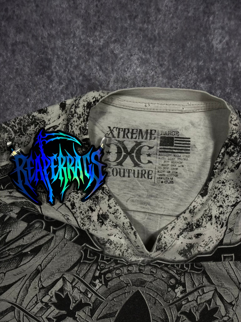 (RARE) 2000s DISTRESSED XTREME COUTURE SHIRT (L)