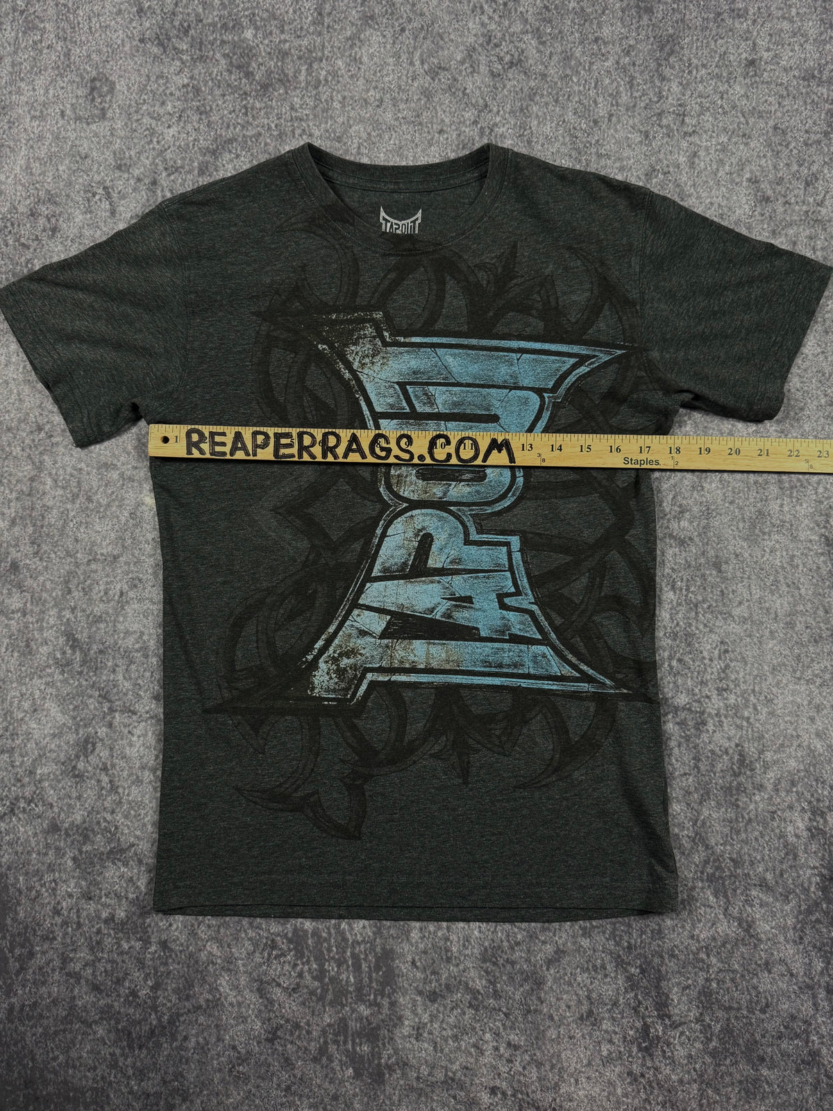 (rare) 2000s tapout shirt (XS)