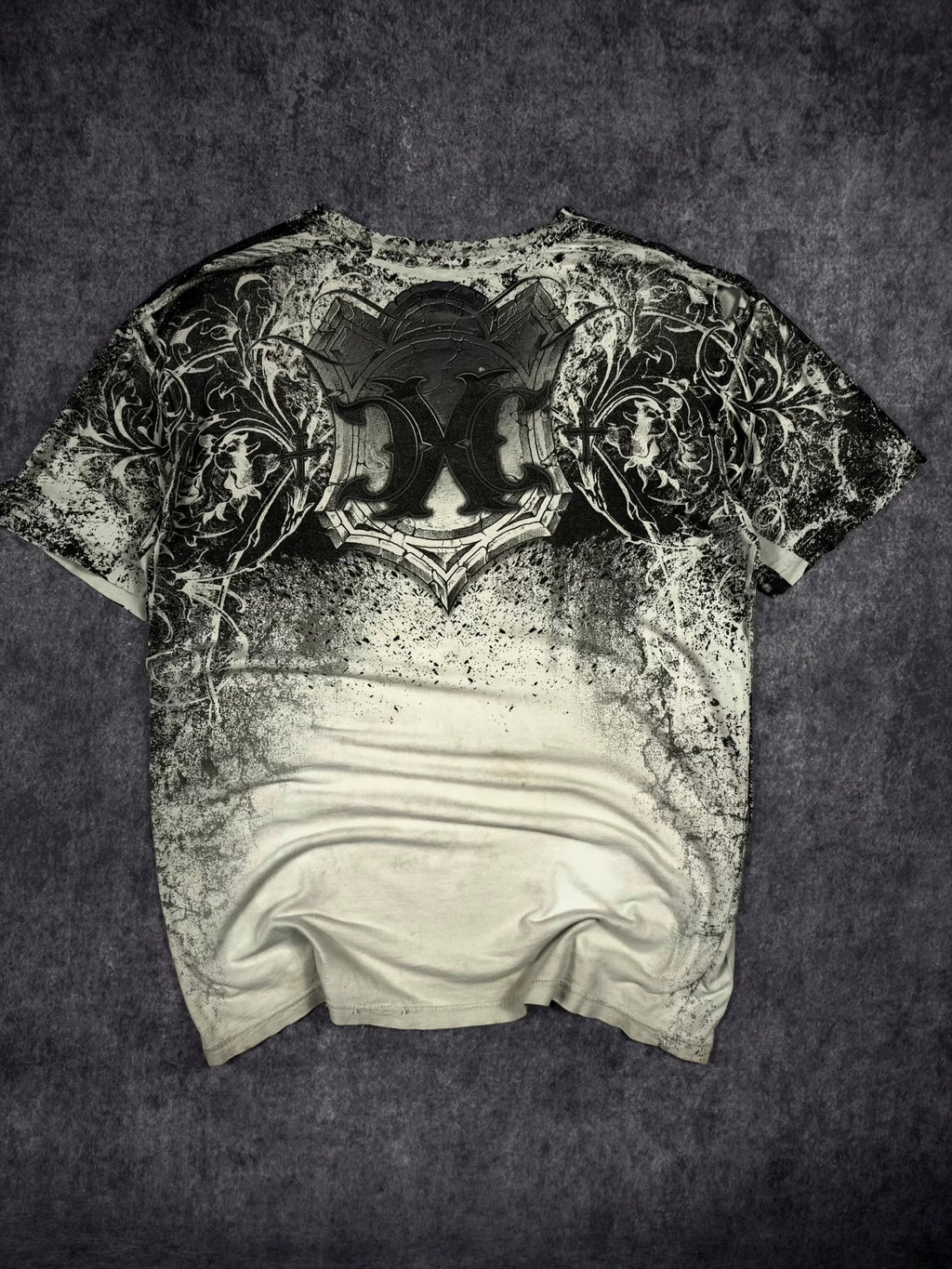 (RARE) 2000s DISTRESSED XTREME COUTURE SHIRT (L)