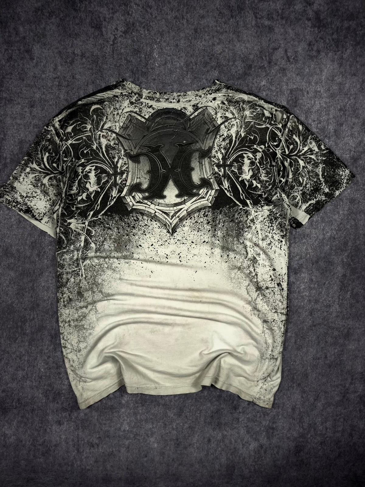 (RARE) 2000s DISTRESSED XTREME COUTURE SHIRT (L)